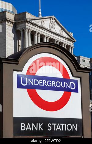 Angleterre, Londres, City of London, Bank Station Underground Sign et la Bank of England Banque D'Images