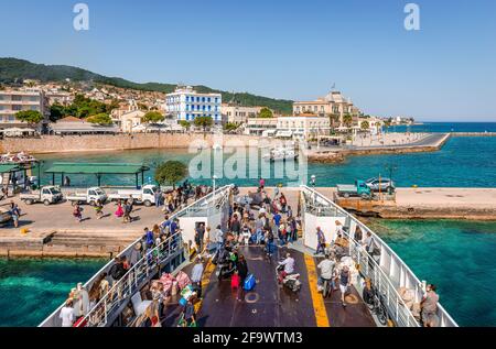 Le ferry s'est approché de la jetée et les passagers débarquent. Spetses est une petite île pittoresque près d'Athènes et une destination touristique populaire. Banque D'Images