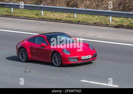 2016 (66) rouge Porsche Carrera 4S S-A 3,0 litres biturbo plat-six; véhicules en mouvement, voitures, véhicule roulant sur les routes britanniques, moteurs, conduite sur le réseau routier anglais M6 Banque D'Images