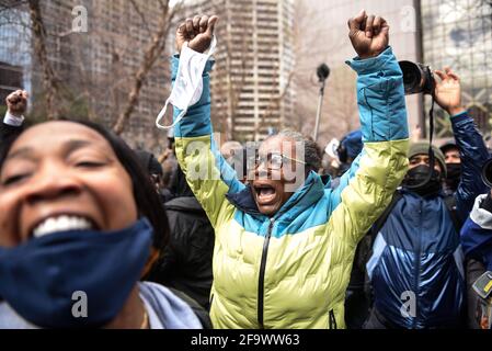 Minneapolis, Minnesota, États-Unis. 20 avril 2021. Les gens réagissent au verdict de culpabilité du procès de Derek Chauvin au Hennepin County Government Centre. Derek Chauvin a été reconnu coupable des trois chefs d'accusation dans son meurtre de George Floyd en 2020. Crédit : Stephanie Keith/ZUMA Wire/Alay Live News Banque D'Images