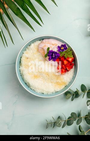 Porridge de riz de style hawaïen avec lait de coco Banque D'Images