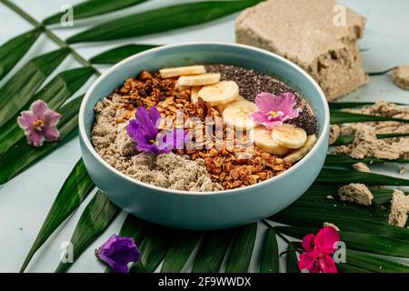 Bol à smoothie avec graines de bananes et granola de la halva Banque D'Images