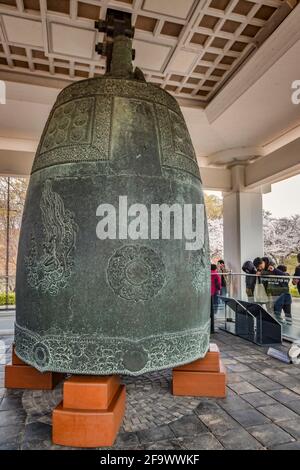 31 mars 2019 : Gyeongju, Corée du Sud - la cloche du Roi Seongdeok dans le parc du Musée national de Gyeongju. Banque D'Images