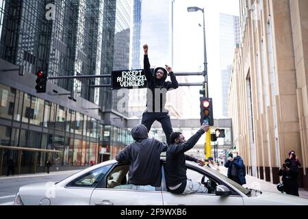 Washington, Minnesota, États-Unis. 20 avril 2021. Les gens célèbrent à l'extérieur du Hennepin County Government Center en réaction au verdict du procès selon lequel l'ancien policier de Minneapolis Derek Chauvin a été reconnu coupable de tous les chefs d'accusation à Minneapolis, au Minnesota, le 20 avril 2021. L'ancien policier de Minneapolis, Derek Chauvin, a été reconnu coupable de deux chefs d'accusation de meurtre et d'un chef d'accusation d'homicide involontaire coupable du décès de George Floyd, le juge présidant le procès de grande envergure annoncé mardi, lisant le verdict du jury. Credit: Ben Brewer/Xinhua/Alay Live News Banque D'Images