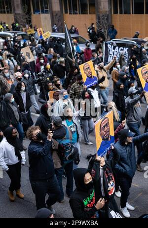 Washington, Minnesota, États-Unis. 20 avril 2021. Des gens se rassemblent à l'extérieur du Hennepin County Government Center en réaction au verdict du procès selon lequel l'ancien policier de Minneapolis Derek Chauvin a été reconnu coupable de tous les chefs d'accusation à Minneapolis, au Minnesota, le 20 avril 2021. L'ancien policier de Minneapolis, Derek Chauvin, a été reconnu coupable de deux chefs d'accusation de meurtre et d'un chef d'accusation d'homicide involontaire coupable du décès de George Floyd, le juge présidant le procès de grande envergure annoncé mardi, lisant le verdict du jury. Credit: Ben Brewer/Xinhua/Alay Live News Banque D'Images