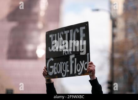 Washington, Minnesota, États-Unis. 20 avril 2021. Un perspm détient un panneau à l'extérieur du Hennepin County Government Center pour réagir au verdict du procès selon lequel l'ancien policier de Minneapolis Derek Chauvin a été reconnu coupable de tous les chefs d'accusation à Minneapolis (Minnesota), le 20 avril 2021. L'ancien policier de Minneapolis, Derek Chauvin, a été reconnu coupable de deux chefs d'accusation de meurtre et d'un chef d'accusation d'homicide involontaire coupable du décès de George Floyd, le juge présidant le procès de grande envergure annoncé mardi, lisant le verdict du jury. Credit: Ben Brewer/Xinhua/Alay Live News Banque D'Images