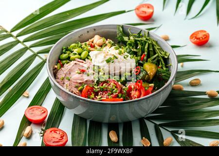 Rôti de bœuf avec œufs pochés et légumes Banque D'Images