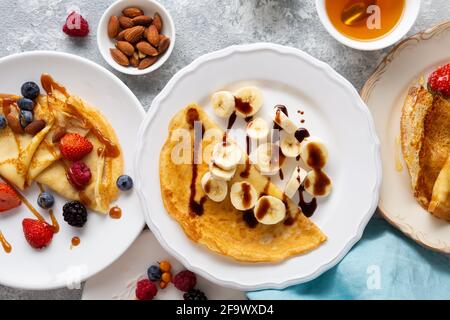 Vue en hauteur sur les crêpes au petit déjeuner avec banane et baies Banque D'Images