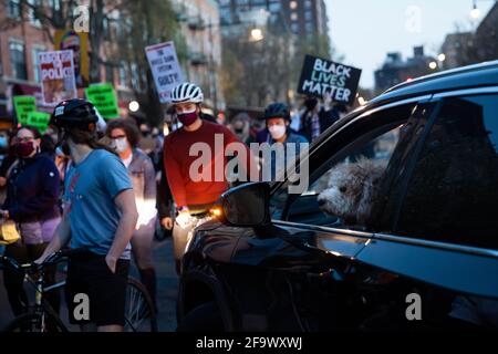 New York, États-Unis. 20 avril 2021. Les manifestants marchent après que l'ancien policier de Minneapolis Derek Chauvin a été reconnu coupable de toutes accusations de meurtre de George Floyd à New York, aux États-Unis, le 20 avril 2021. L'ancien policier de Minneapolis, Derek Chauvin, a été reconnu coupable de deux chefs d'accusation de meurtre et d'un chef d'accusation d'homicide involontaire coupable du décès de George Floyd, le juge présidant le procès de grande envergure annoncé mardi, lisant le verdict du jury. Credit: Michael Nagle/Xinhua/Alay Live News Banque D'Images