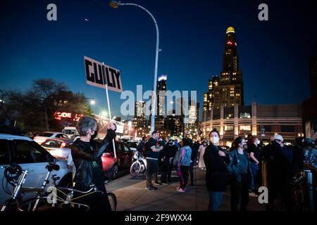 New York, États-Unis. 20 avril 2021. Les manifestants se rassemblent après que l'ancien policier de Minneapolis Derek Chauvin ait été reconnu coupable de toutes accusations de meurtre de George Floyd à New York, aux États-Unis, le 20 avril 2021. L'ancien policier de Minneapolis, Derek Chauvin, a été reconnu coupable de deux chefs d'accusation de meurtre et d'un chef d'accusation d'homicide involontaire coupable du décès de George Floyd, le juge présidant le procès de grande envergure annoncé mardi, lisant le verdict du jury. Credit: Michael Nagle/Xinhua/Alay Live News Banque D'Images