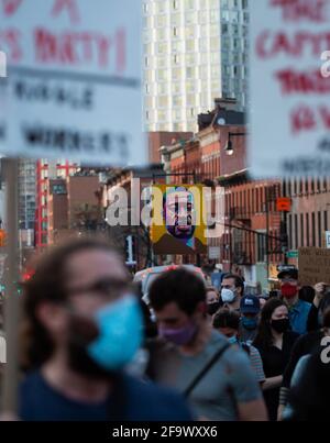 New York, États-Unis. 20 avril 2021. Les manifestants marchent après que l'ancien policier de Minneapolis Derek Chauvin a été reconnu coupable de toutes accusations de meurtre de George Floyd à New York, aux États-Unis, le 20 avril 2021. L'ancien policier de Minneapolis, Derek Chauvin, a été reconnu coupable de deux chefs d'accusation de meurtre et d'un chef d'accusation d'homicide involontaire coupable du décès de George Floyd, le juge présidant le procès de grande envergure annoncé mardi, lisant le verdict du jury. Credit: Michael Nagle/Xinhua/Alay Live News Banque D'Images