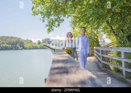 Gros plan d'un couple mignon marchant sur un bois pont sur un lac Banque D'Images