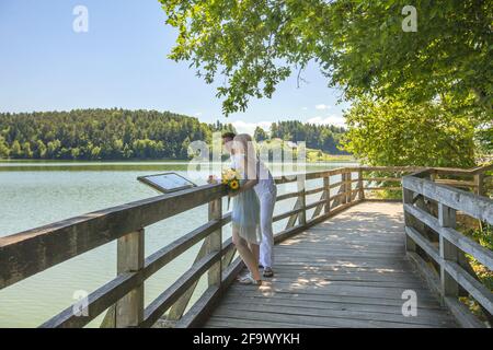 Gros plan d'un couple mignon marchant sur un bois pont sur un lac Banque D'Images