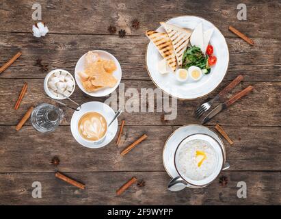 Table avec petit déjeuner d'oeufs frits et de porridge Banque D'Images