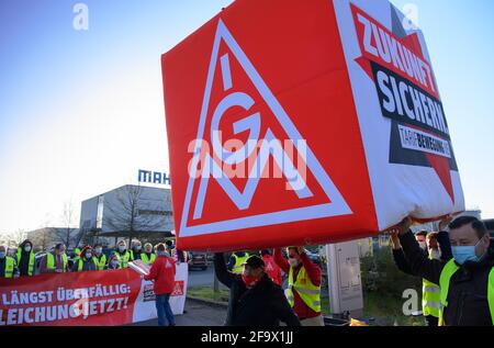 Wustermark, Allemagne. 21 avril 2021. Les employés de Mahle Filtersysteme GmbH et les représentants d'IG Metall ont un cube rempli d'air avec l'inscription « cure the future! » À l'entrée de la compagnie ce matin lors d'une grève d'avertissement par IG Metall. L'action, qui a duré plus de trois quarts, avait pour but, entre autres, de mettre l'accent sur les demandes d'augmentation de salaire et les futures conventions collectives. Credit: Soeren Stache/dpa-Zentralbild/ZB/dpa/Alay Live News Banque D'Images