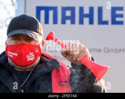 Wustermark, Allemagne. 21 avril 2021. Marko Hintze, d'IG Metall, se tient à l'entrée de la société Mahle Filtersysteme GmbH ce matin lors d'une grève d'avertissement d'IG Metall. L'action, qui a duré plus de trois quarts, avait pour but, entre autres, de mettre l'accent sur les demandes d'augmentation de salaire et les futures conventions collectives. Credit: Soeren Stache/dpa-Zentralbild/ZB/dpa/Alay Live News Banque D'Images