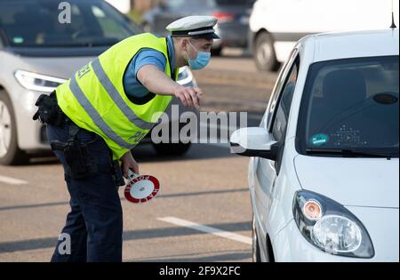 Darmstadt, Allemagne. 21 avril 2021. Les policiers défont les véhicules de la circulation dont les conducteurs étaient en vitesse. À l'occasion de la Journée européenne d'action pour la circulation, la police hessienne et les autorités locales effectuent davantage de contrôles pour attirer l'attention sur les dangers et les conséquences de la vitesse. Crédit : Boris Roessler/dpa/Alay Live News Banque D'Images