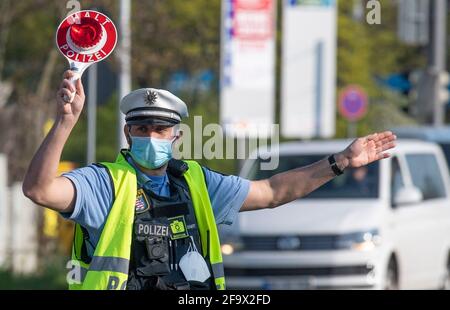 Darmstadt, Allemagne. 21 avril 2021. Les policiers défont les véhicules de la circulation dont les conducteurs étaient en vitesse. À l'occasion de la Journée européenne d'action pour la circulation, la police hessienne et les autorités locales effectuent davantage de contrôles pour attirer l'attention sur les dangers et les conséquences de la vitesse. Crédit : Boris Roessler/dpa/Alay Live News Banque D'Images