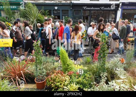 Les acheteurs du marché aux fleurs de Columbia Road qui rassemble le meilleur des fleurs et des plantes cultivées et importées à la maison. Le marché est tenu chaque Soleil Banque D'Images