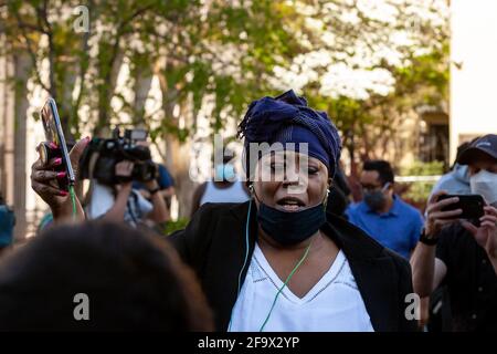 Washington, DC, Etats-Unis, 20 avril 2021. Photo : Lisa Robinson, de Washington, DC, célèbre la condamnation de l'ancien policier Derek Chauvin pour le meurtre de George Floyd immédiatement après l'annonce du verdict. Crédit : Allison C Bailey/Alay Live News Banque D'Images