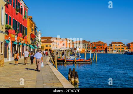 VENISE, ITALIE, 20 SEPTEMBRE 2015: Les gens descendent un quai de l'île de murano en italie Banque D'Images