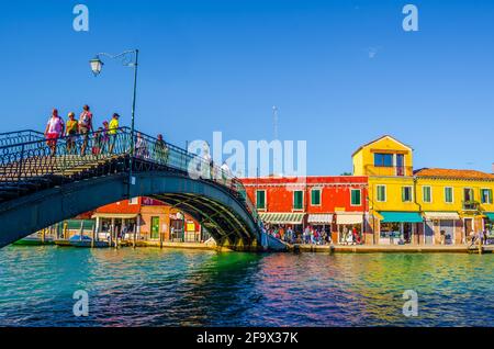 VENISE, ITALIE, 20 SEPTEMBRE 2015: Les gens traversent le pont sur le canal principal de l'île de murano en italie Banque D'Images