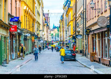 STOCKHOLM, SUÈDE, le 18 AOÛT 2016 : les gens se promenent dans une rue du district de Gamla Stan, dans le centre de Stockholm, en Suède. Banque D'Images