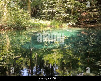 Vue panoramique sur le lac Ochiul Beiului avec eau turquoise dans le comté de Caras Severin, Roumanie Banque D'Images