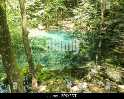 Vue panoramique sur le lac Ochiul Beiului avec eau turquoise dans le comté de Caras Severin, Roumanie Banque D'Images