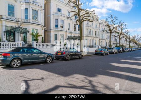 LONDRES, Royaume-Uni - 11 AVRIL 2021 : vue sur le quartier résidentiel de Holland Park avec de grandes maisons de ville victoriennes. Banque D'Images