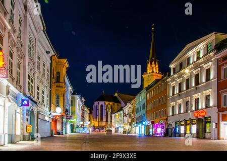 VILLACH, AUTRICHE, 20 FÉVRIER 2016: Vue de nuit de la hauptplatz illuminée - place principale avec l'église de saint-jakob dans la ville autrichienne de villac Banque D'Images