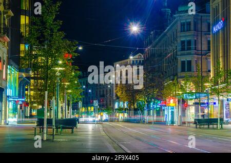 ZURICH, SUISSE, 25 OCTOBRE 2015 : vue nocturne de la rue éclairée bahnhofstrasse à zurich, considérée comme le mouset cher shoppin Banque D'Images