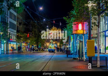 ZURICH, SUISSE, 25 OCTOBRE 2015 : vue nocturne de la rue éclairée bahnhofstrasse à zurich, considérée comme le mouset cher shoppin Banque D'Images