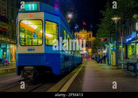 ZURICH, SUISSE, 25 OCTOBRE 2015 : vue nocturne de la rue éclairée bahnhofstrasse à zurich, considérée comme le mouset cher shoppin Banque D'Images