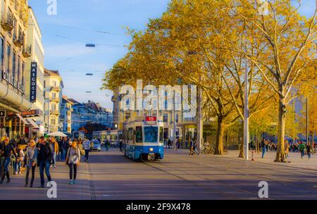 ZURICH, SUISSE, 24 OCTOBRE 2015: Les gens passent par sechsenlautenplatz dans la ville suisse de zurich qui est dominée par le majestueux bâtiment de l'op Banque D'Images