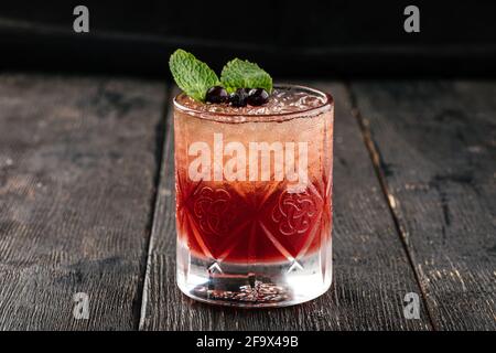 Cocktail alcoolisé frais garni de baies Banque D'Images