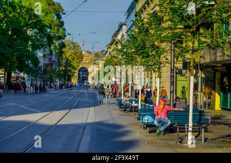 ZURICH, SUISSE, 25 OCTOBRE 2015 : centre commercial et de circulation sur Bahnhofstrasse à Zurich, Suisse. Bahnhofstrasse est l'une des plus chères Banque D'Images