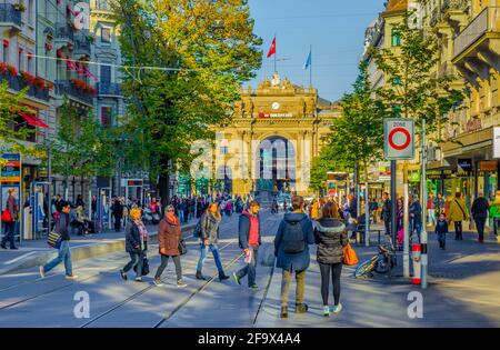 ZURICH, SUISSE, 25 OCTOBRE 2015 : centre commercial et de circulation sur Bahnhofstrasse à Zurich, Suisse. Bahnhofstrasse est l'une des plus chères Banque D'Images