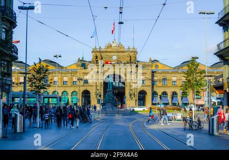 ZURICH, SUISSE, 25 OCTOBRE 2015 : gare située au bout de la Bahnhofstrasse à Zurich, Suisse. Bahnhofstrasse est l'une des plus étendues Banque D'Images