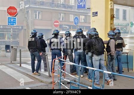 Manifestation contre le droit du travail : des affrontements se produisent entre les manifestants et les forces de police anti-émeute, Lyon, France Banque D'Images