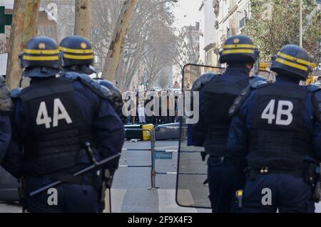 Manifestation contre le droit du travail : des affrontements se produisent entre les manifestants et les forces de police anti-émeute, Lyon, France Banque D'Images