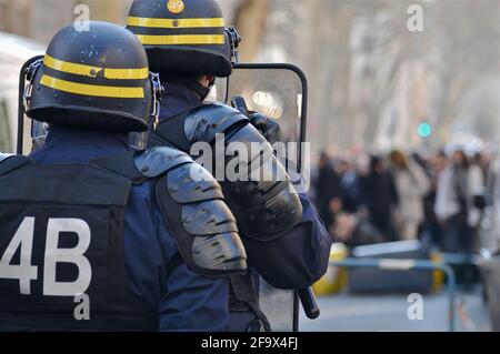 Manifestation contre le droit du travail : des affrontements se produisent entre les manifestants et les forces de police anti-émeute, Lyon, France Banque D'Images