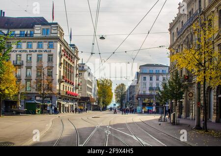 ZURICH, SUISSE, 25 OCTOBRE 2015 : centre commercial et de circulation sur Bahnhofstrasse à Zurich, Suisse. Bahnhofstrasse est l'une des plus chères Banque D'Images