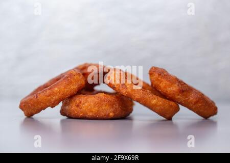 des rondelles d'oignon pour la bière sur fond gris. Banque D'Images