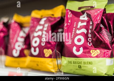 POZNAN, POL - 24 FÉVR. 2021: Forfaits de Costa Coffee, une marque de la société multinationale britannique de café basée à Dunstable, Bedfordshire Banque D'Images