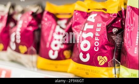 POZNAN, POL - 24 FÉVR. 2021: Forfaits de Costa Coffee, une marque de la société multinationale britannique de café basée à Dunstable, Bedfordshire Banque D'Images