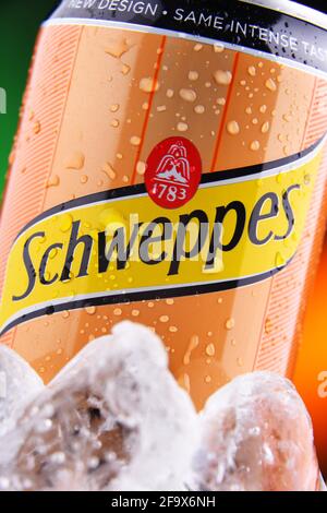 POZNAN, POL - 25 FÉVRIER 2021 : CAN of Schweppes, une marque suisse de boissons, introduite en 1783 et vendue dans le monde entier Banque D'Images