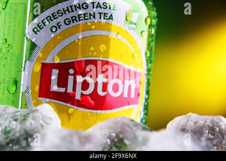 POZNAN, POL - 25 FÉVR. 2021: CAN of Lipton Ice Tea, une marque de boissons gazeuses vendue par Lipton et appartenant à Unilever, un consommateur multinational britannique-néerlandais Banque D'Images