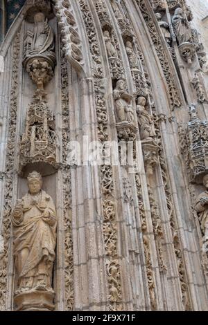 Photo à angle bas de l'Iglesia de Santa Maria avec des éléments romanes à Aranda de Duero, Espagne Banque D'Images