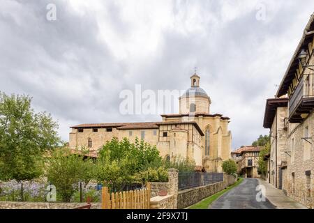 Belle photo de la Colegiata de Santa Maria à Valpuesta, Espagne Banque D'Images
